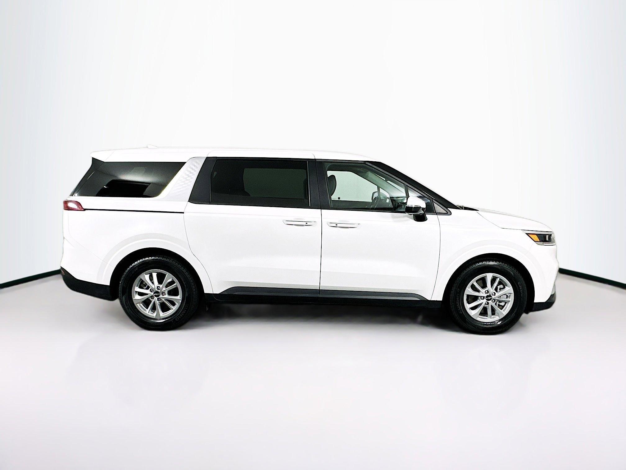 Used 2024 Kia Carnival LX image 10