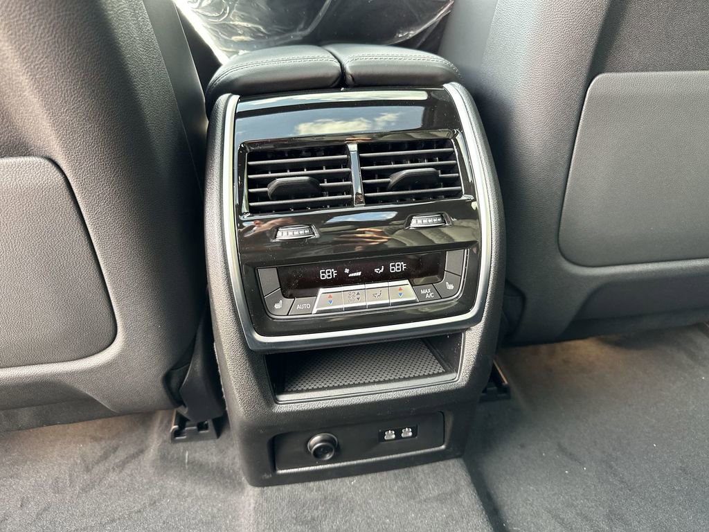 Used 2025 BMW X7 M60i image 47