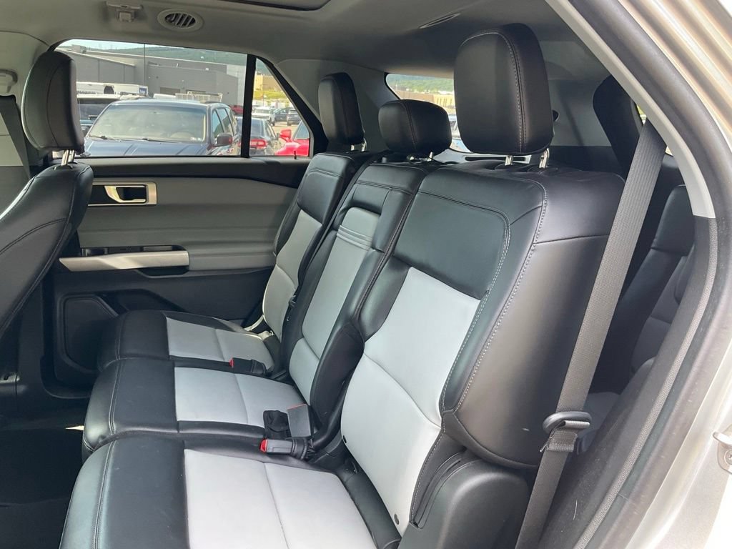 Used 2022 Ford Explorer XLT w/ Equipment Group 202A AWD/4WD image 18