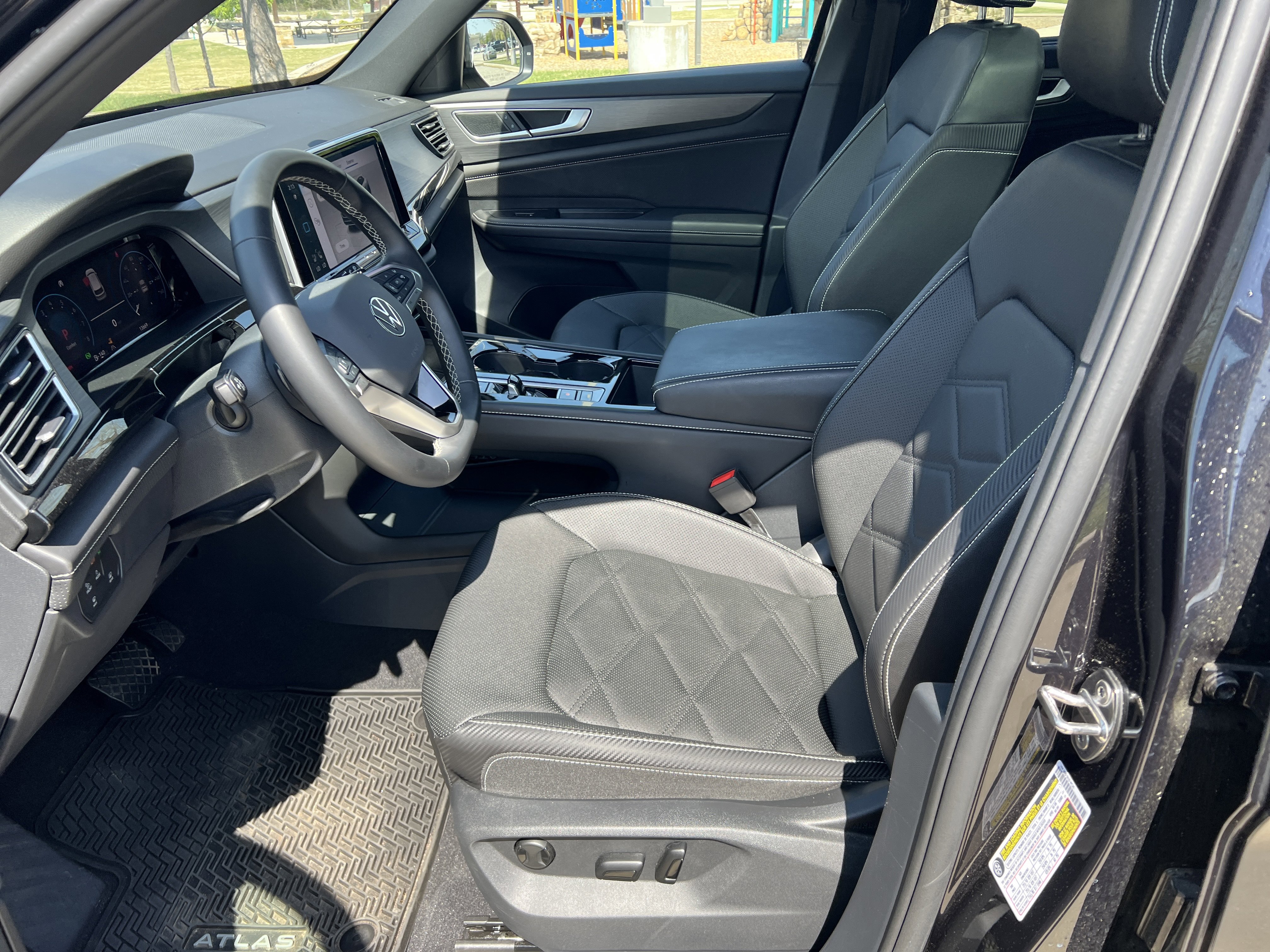 Certified 2025 Volkswagen Atlas Cross Sport SE w/ Panoramic Sunroof Package FWD image 16