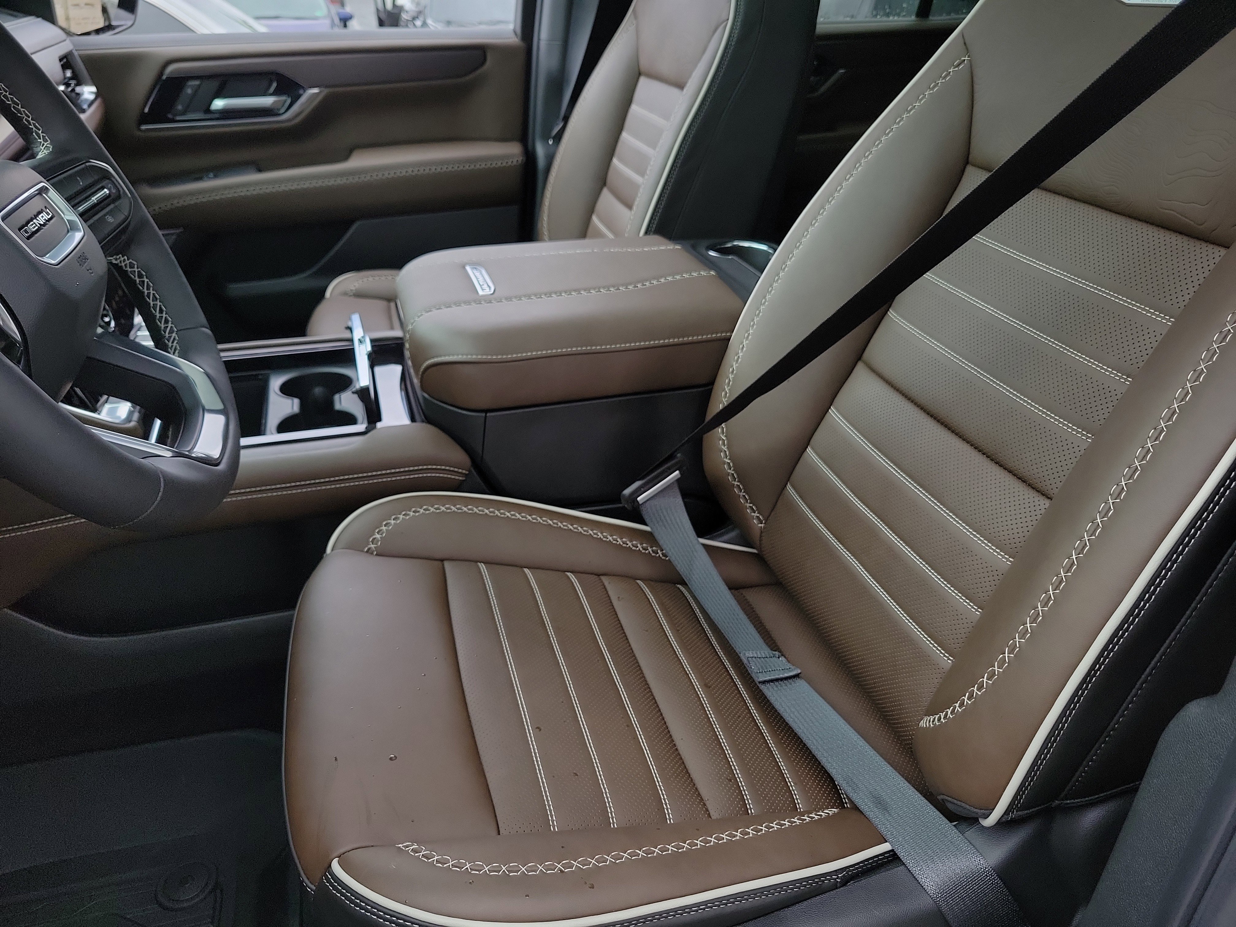 New 2026 GMC Yukon Denali Ultimate w/ LPO, Floor Liner Package AWD/4WD image 23