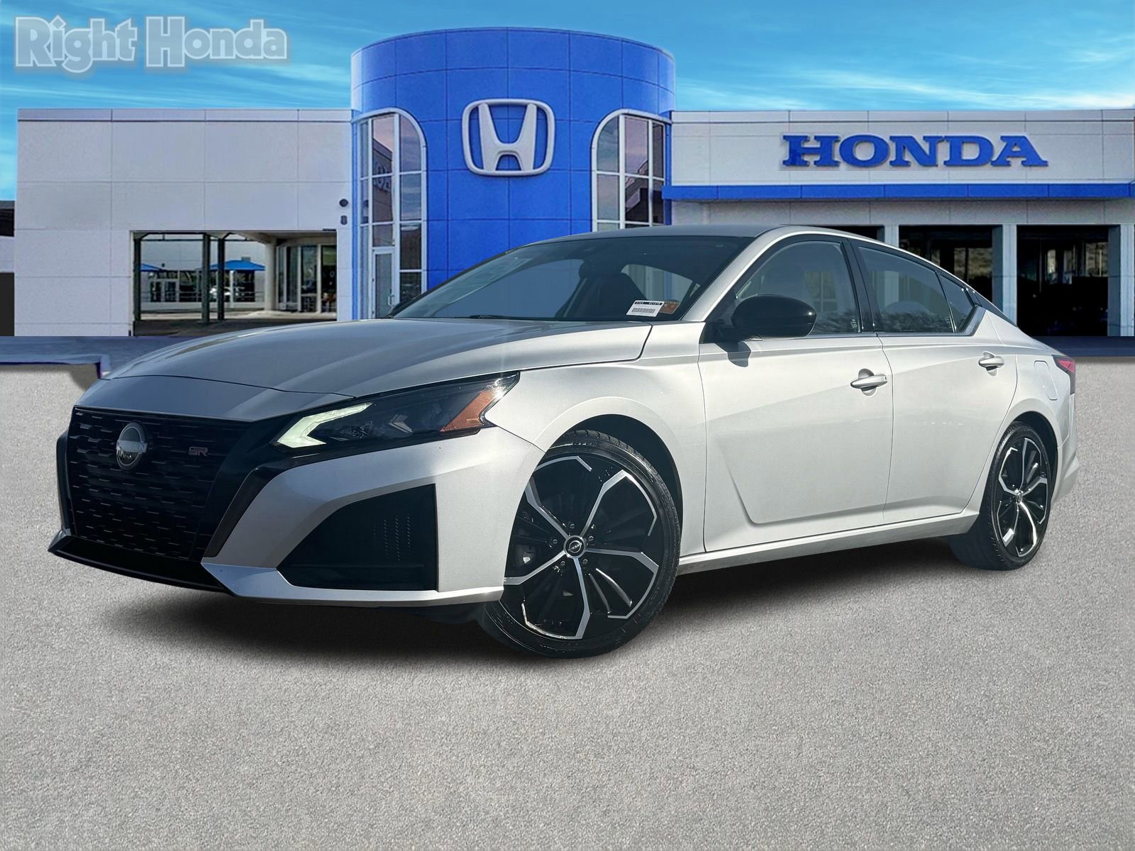 Used 2024 Nissan Altima 2.5 SR image 2