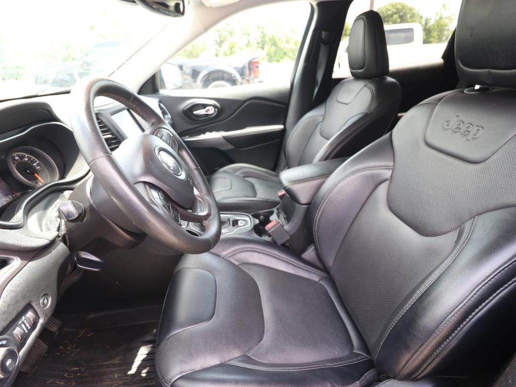 Used 2022 Jeep Cherokee Latitude Lux w/ Mopar Interior Package FWD image 2