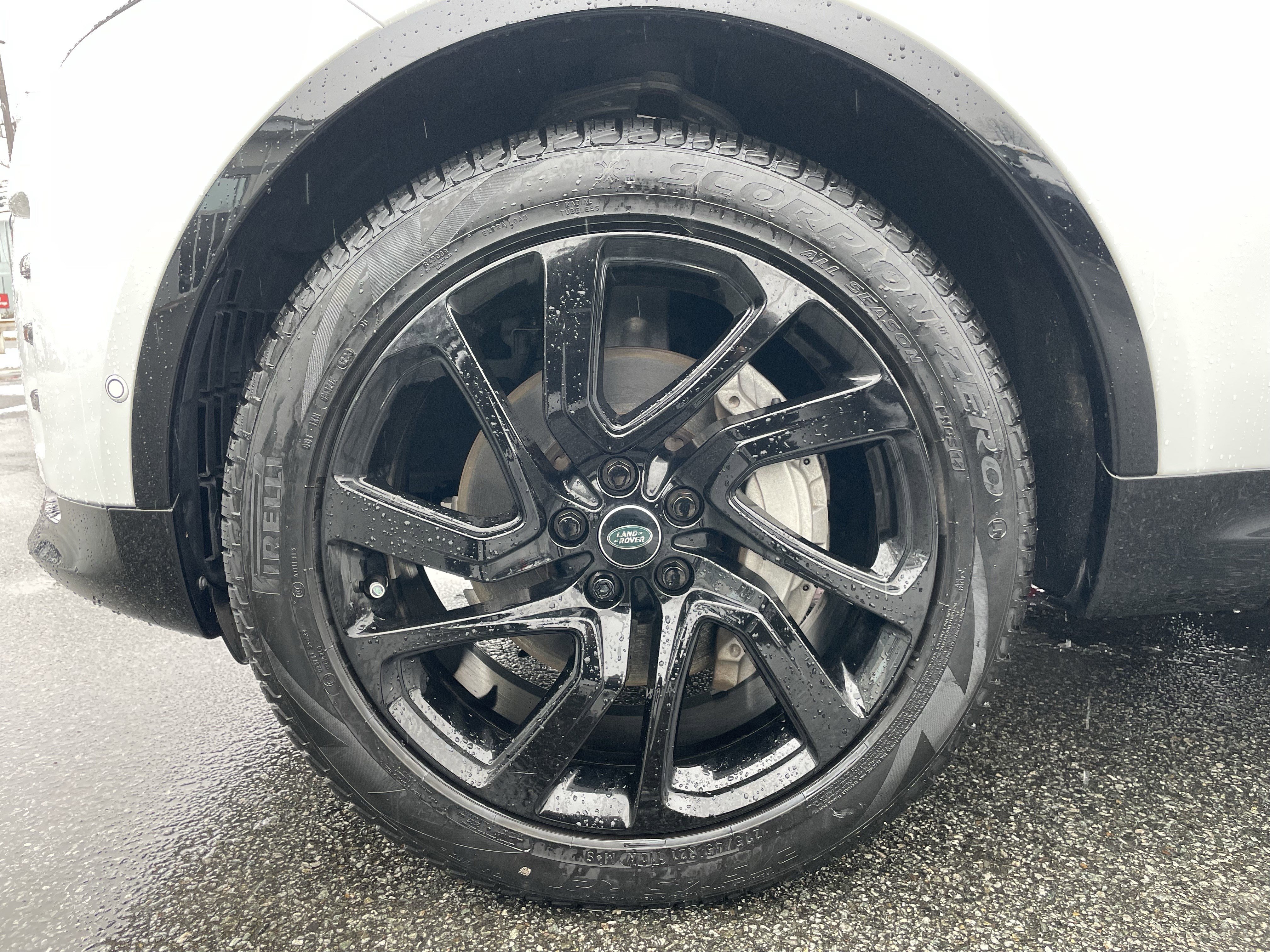 Certified 2024 Land Rover Discovery Dynamic SE image 9