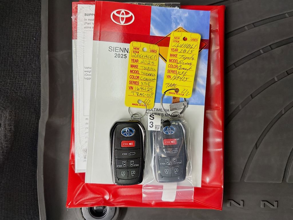 Certified 2025 Toyota Sienna XSE image 39