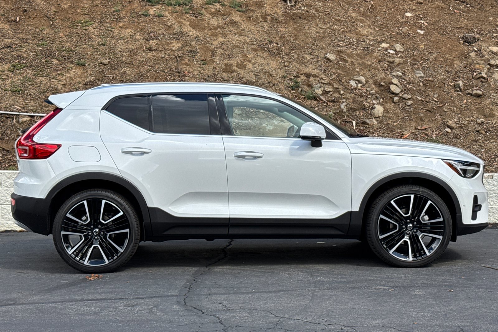 New 2025 Volvo XC40 B5 Ultra image 4