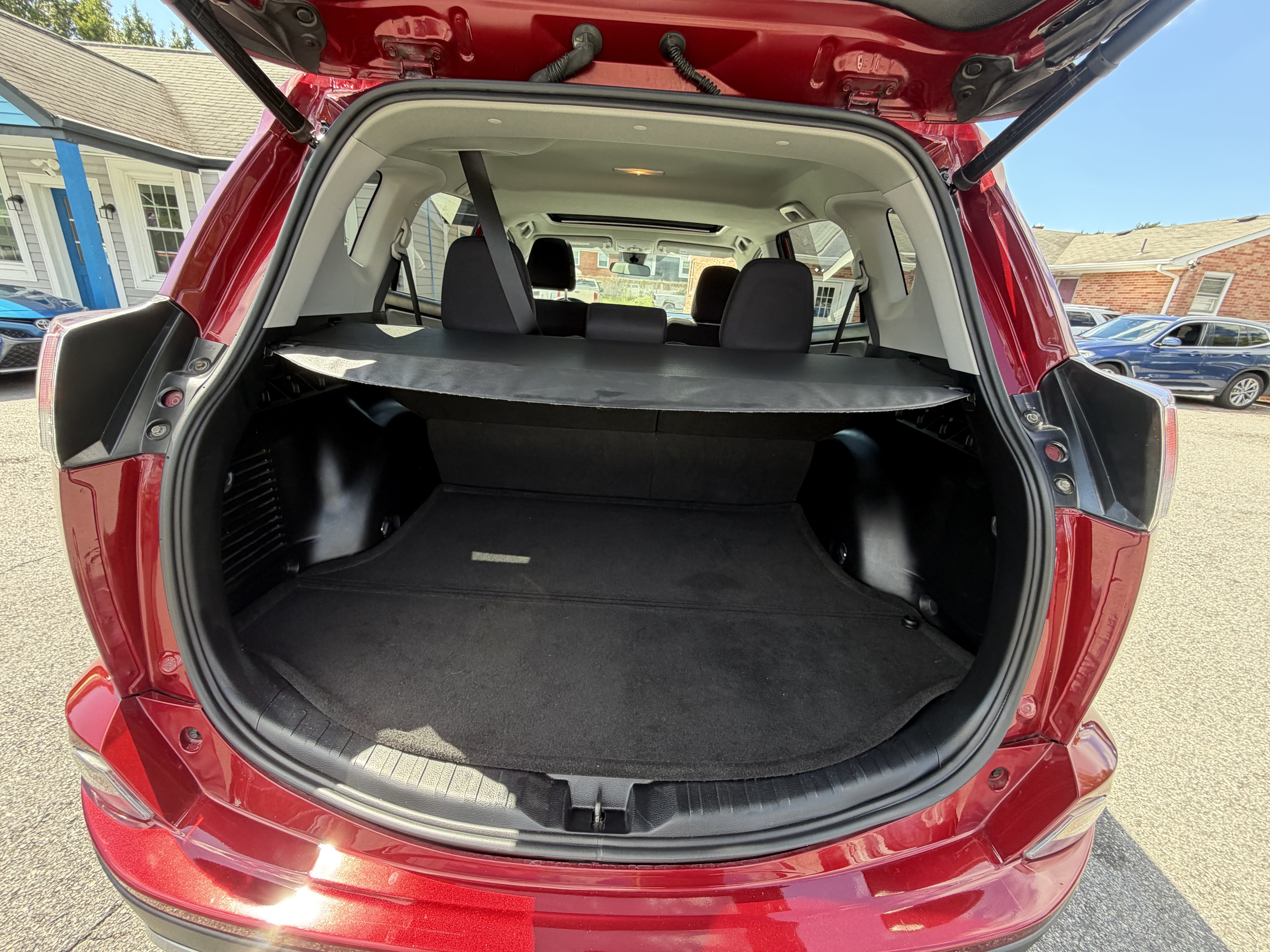 Used 2018 Toyota RAV4 XLE FWD image 16