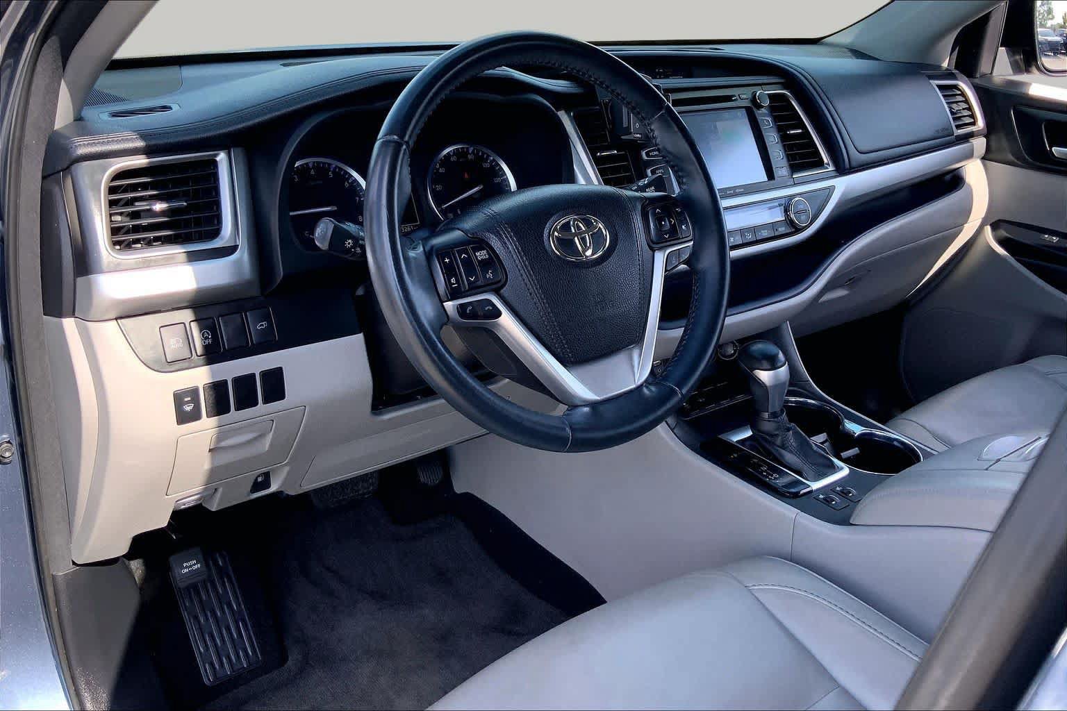 Used 2018 Toyota Highlander XLE FWD image 17