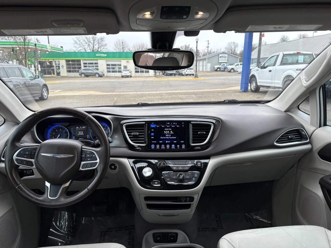 Used 2017 Chrysler Pacifica Touring-L FWD image 27