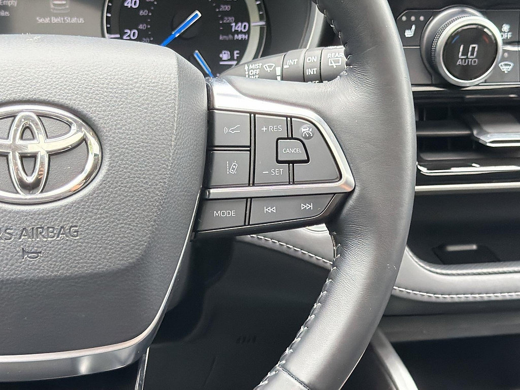 Used 2021 Toyota Highlander XLE AWD/4WD image 10