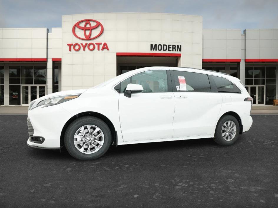 New 2026 Toyota Sienna XLE FWD image 3