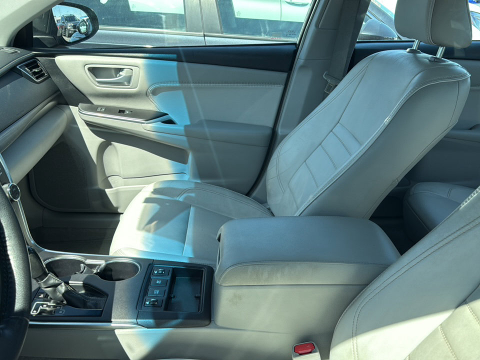 Used 2016 Toyota Camry XLE w/ Moonroof Package FWD image 3
