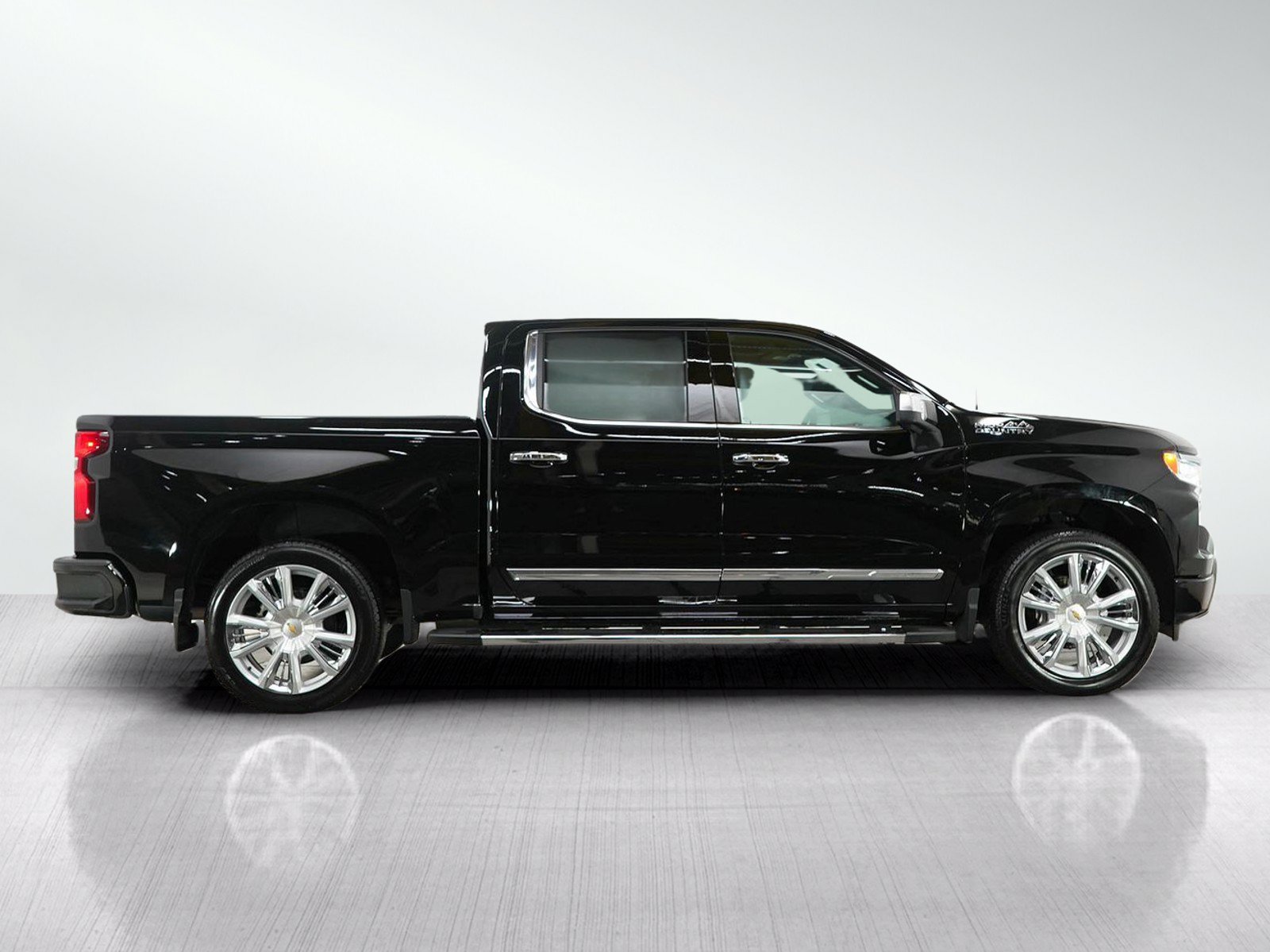 Used 2024 Chevrolet Silverado 1500 High Country w/ High Country Premium Package AWD/4WD image 7