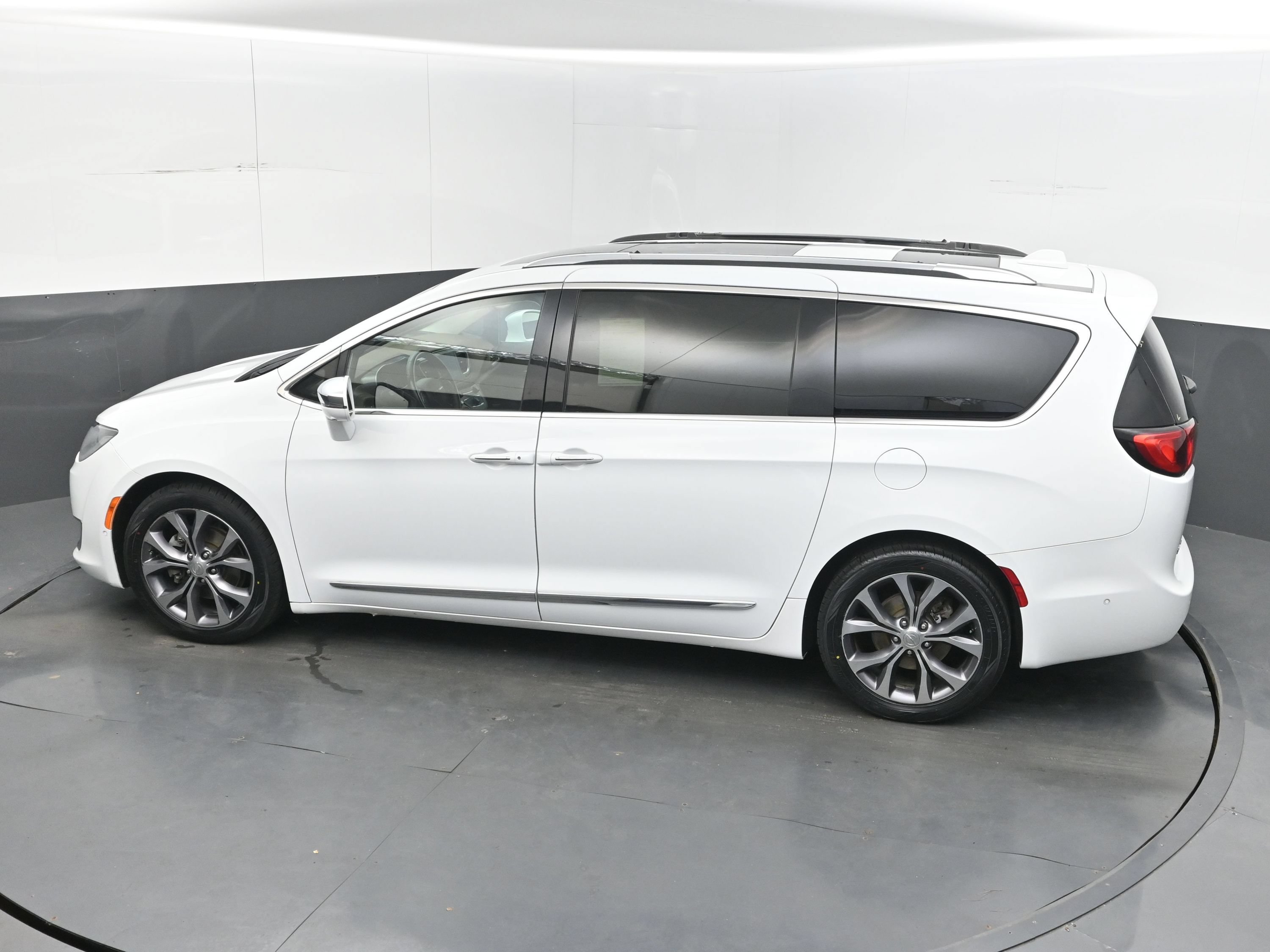 Used 2017 Chrysler Pacifica Limited FWD image 22