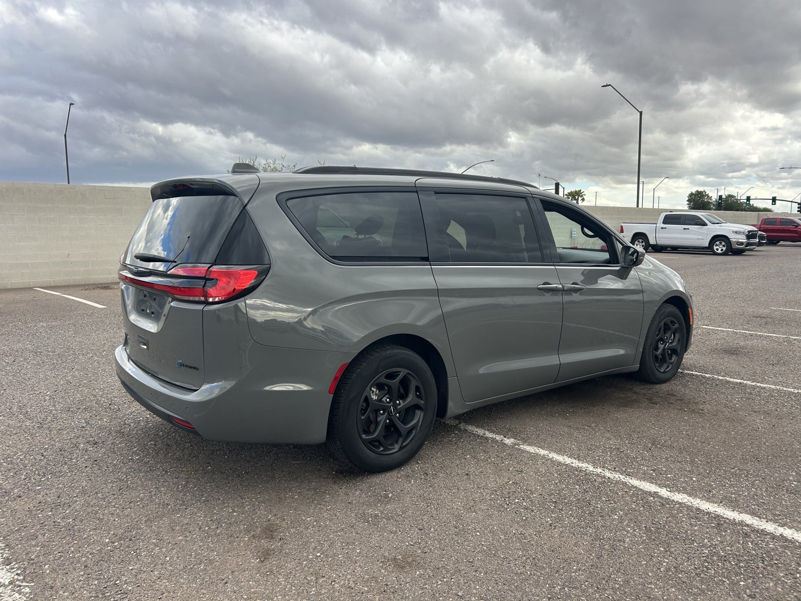 Used 2021 Chrysler Pacifica Touring w/ S Appearance Package FWD image 5