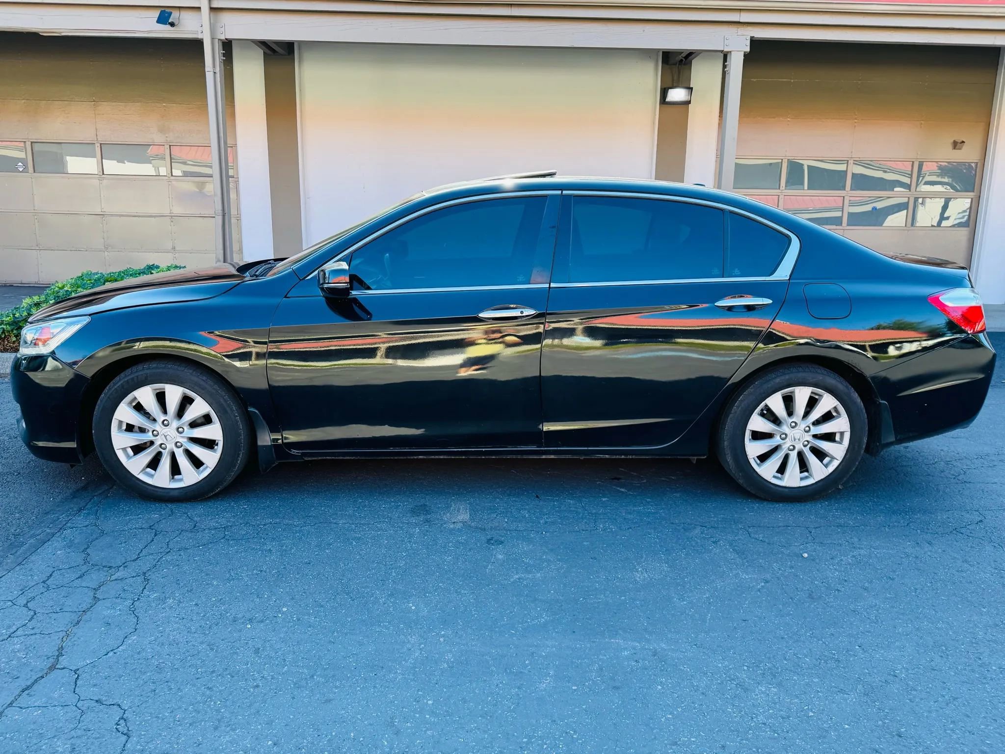 Used 2014 Honda Accord Touring image 2