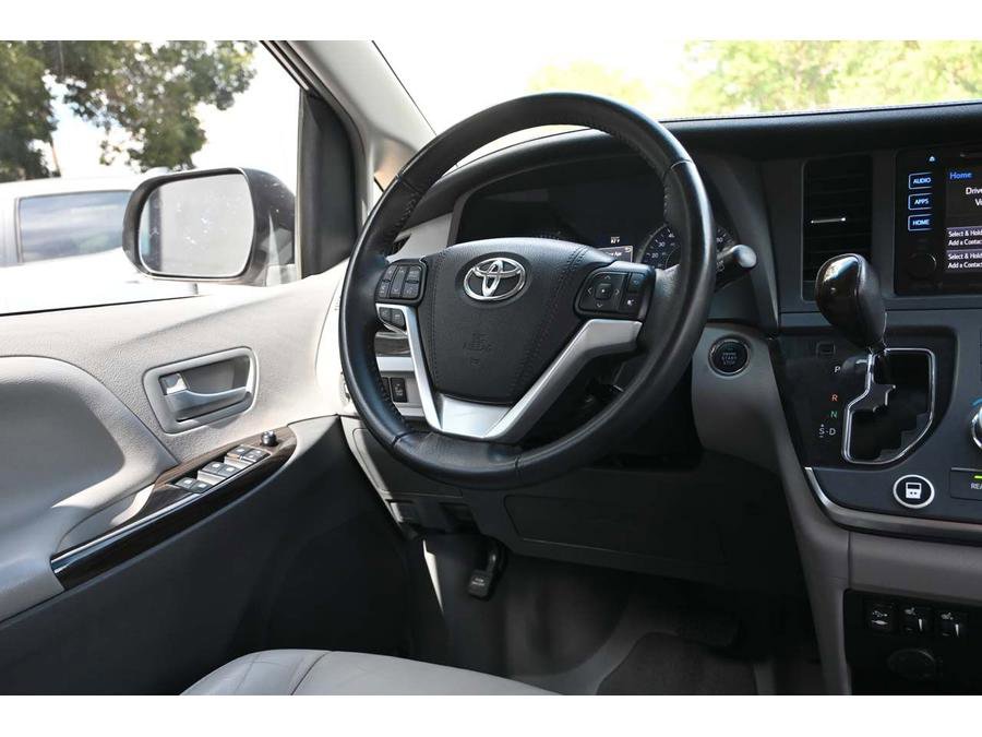 Used 2017 Toyota Sienna XLE Premium image 24