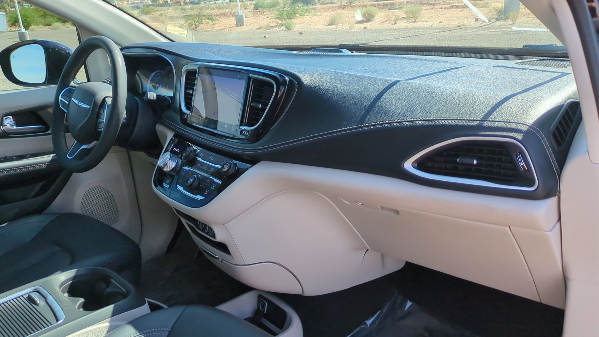 Used 2024 Chrysler Pacifica Limited FWD image 32