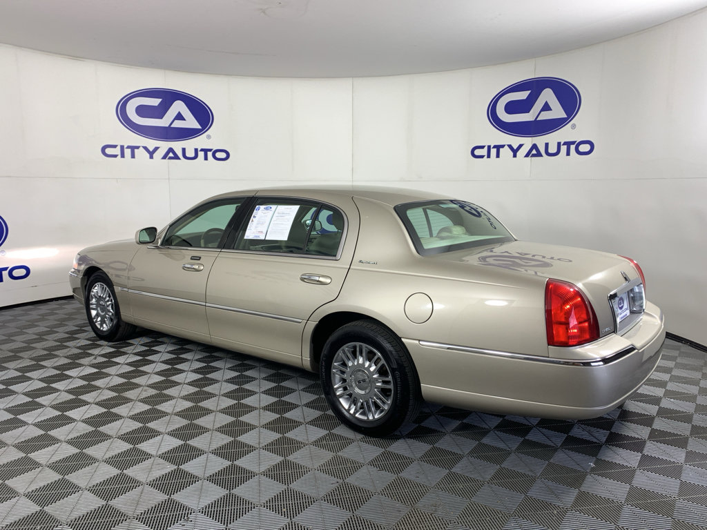 Used 2009 Lincoln Town Car Signature L image 5