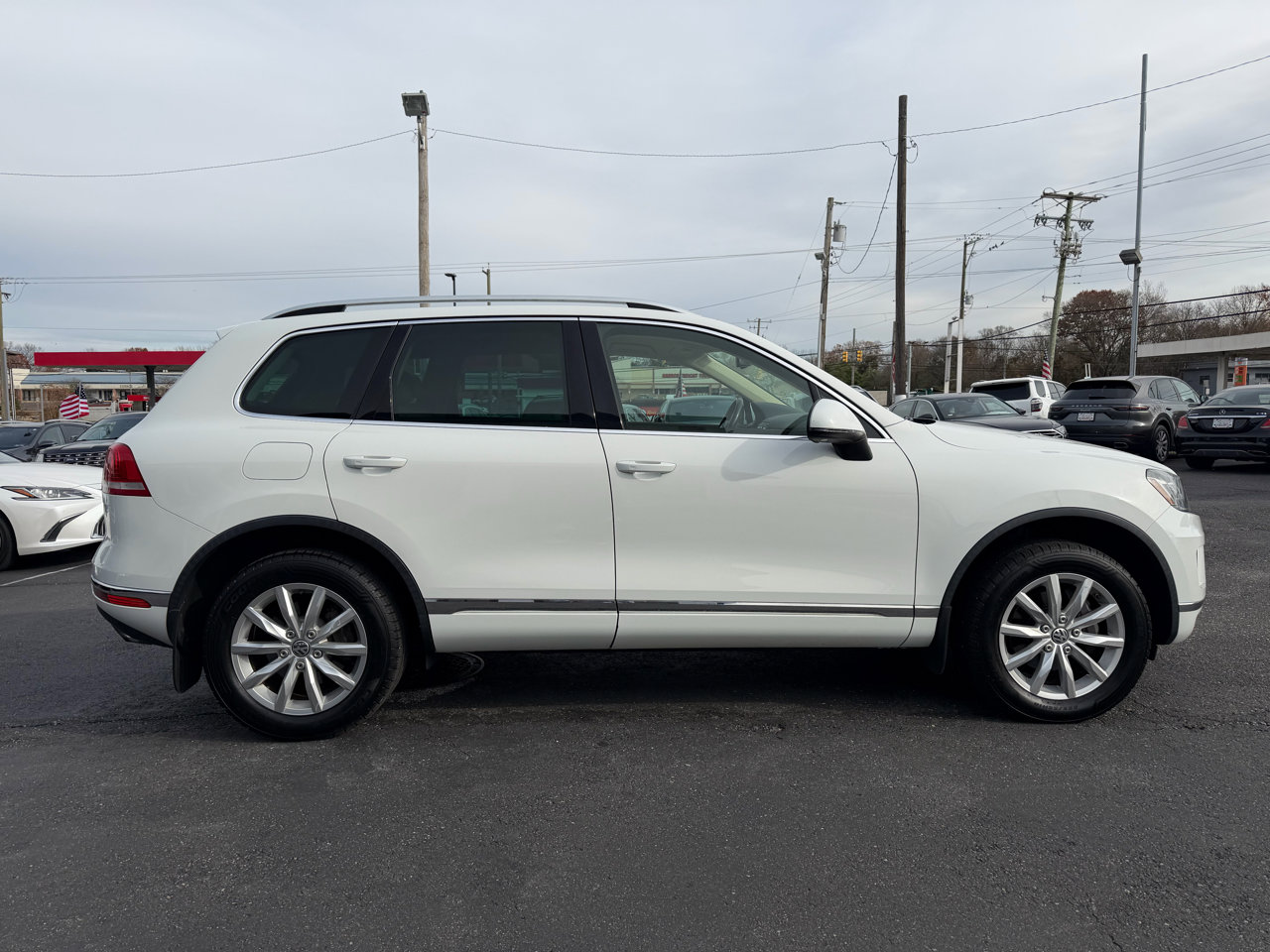 Used 2016 Volkswagen Touareg Sport image 4