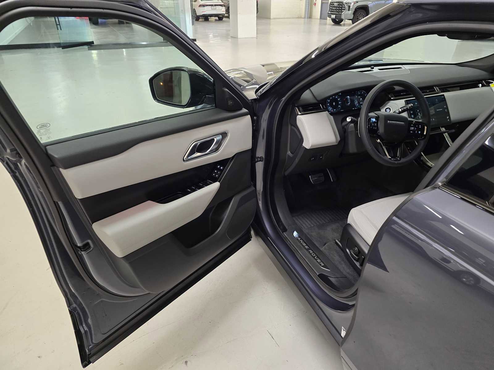 New 2026 Land Rover Range Rover Velar Dynamic SE image 21