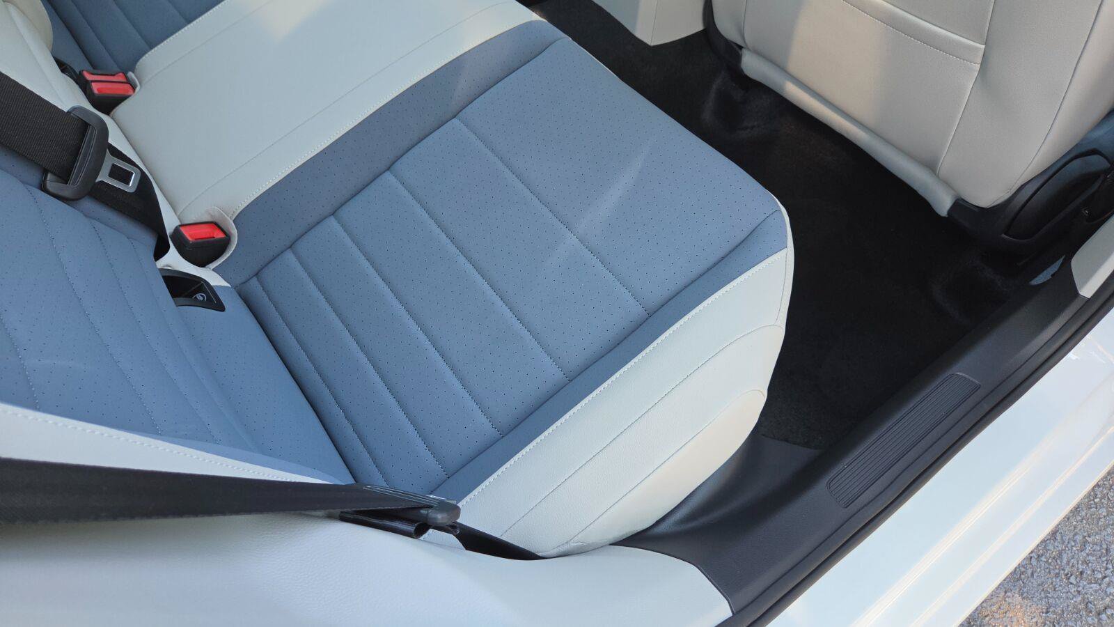 Certified 2025 Volkswagen Jetta SE w/ Sunroof Package FWD image 60