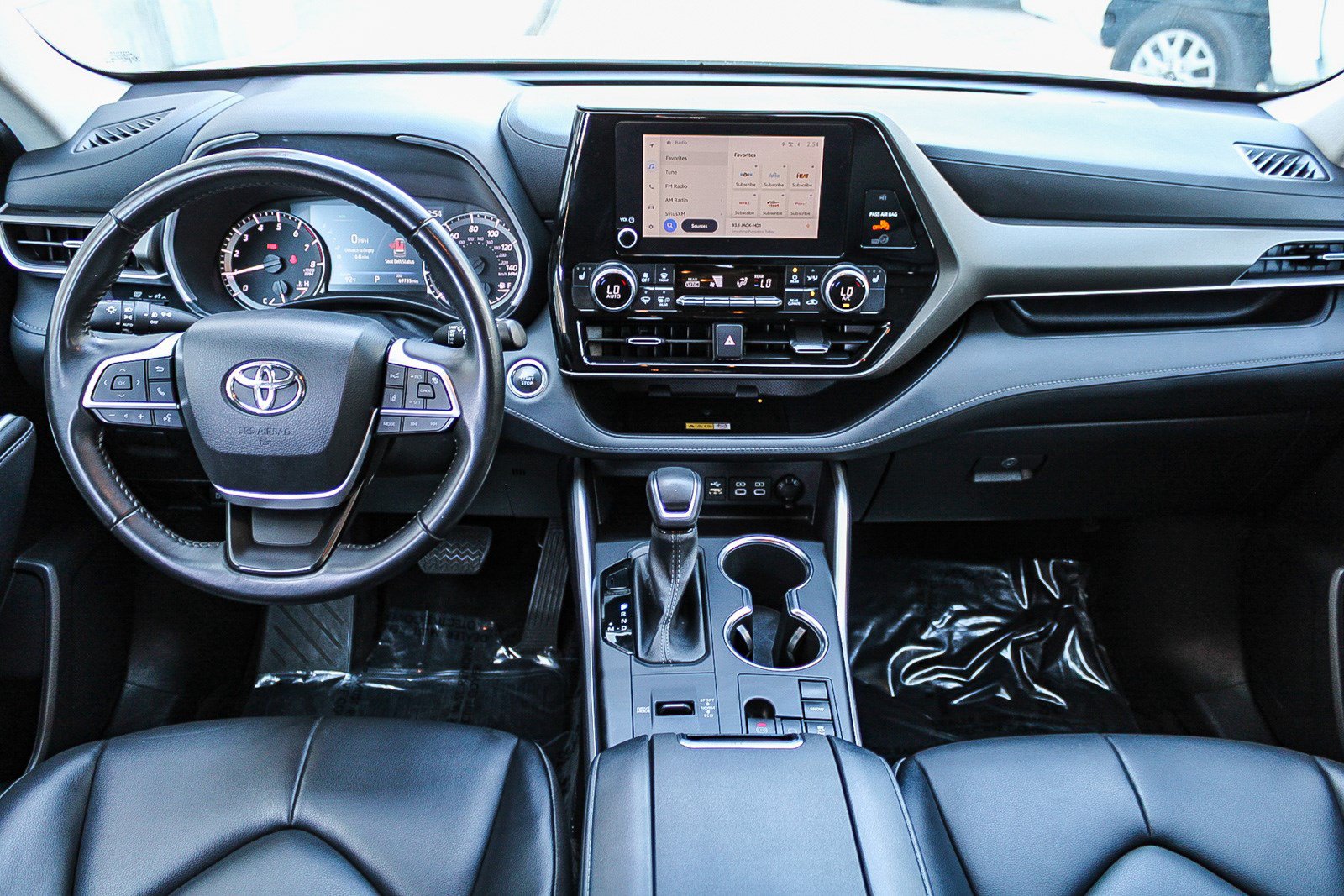 Used 2023 Toyota Highlander XLE FWD image 14