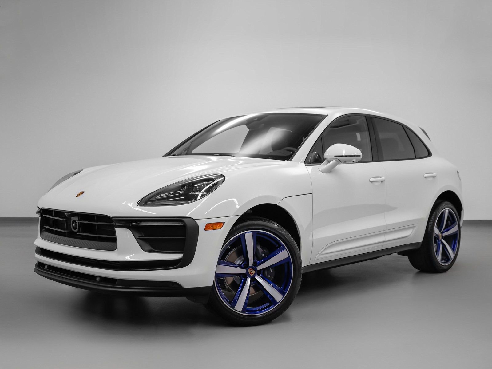 Certified 2025 Porsche Macan AWD/4WD image 6