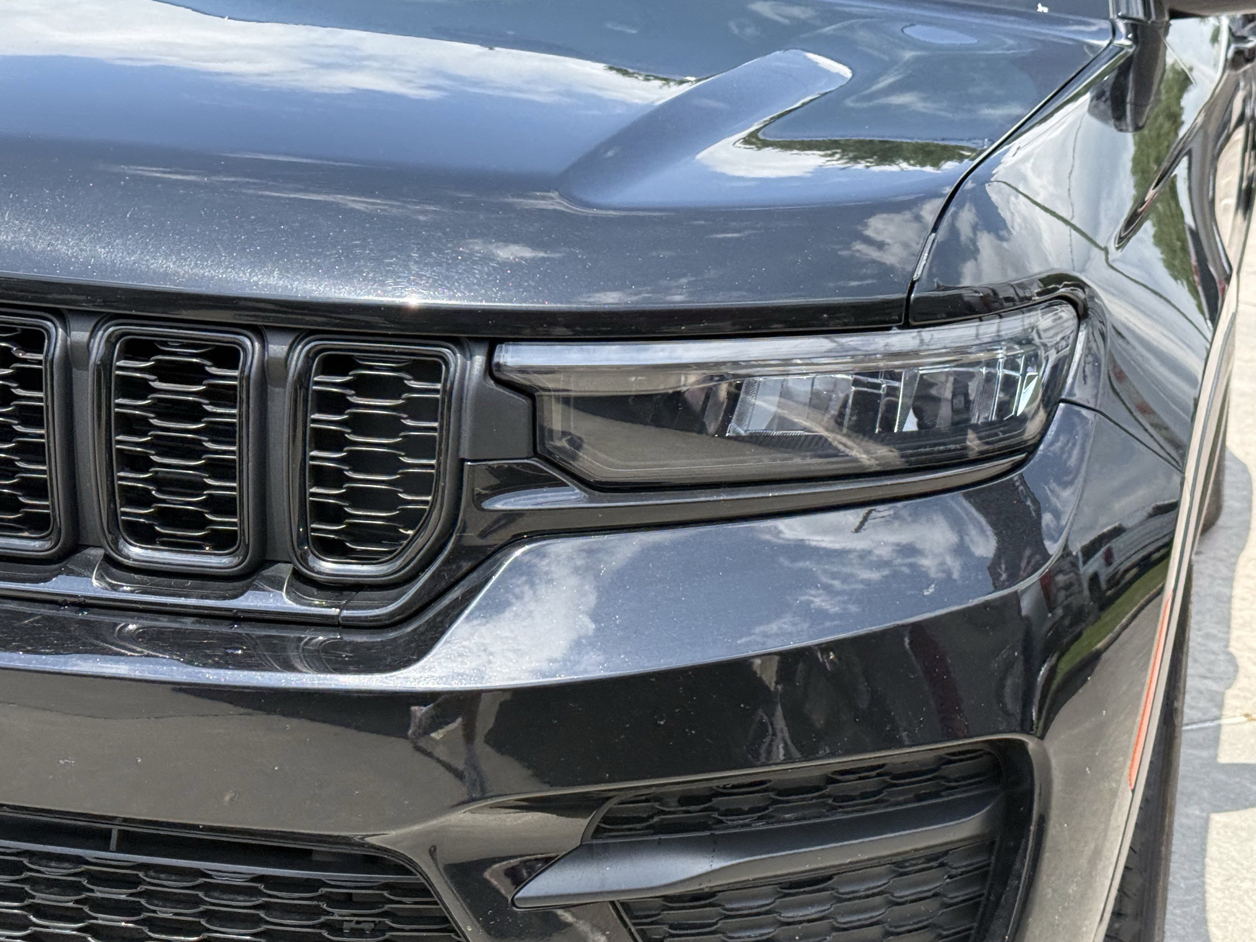 Used 2025 Jeep Grand Cherokee Altitude AWD/4WD image 11