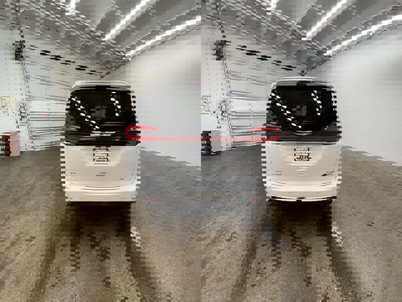 Used 2024 Chrysler Pacifica Select image 5