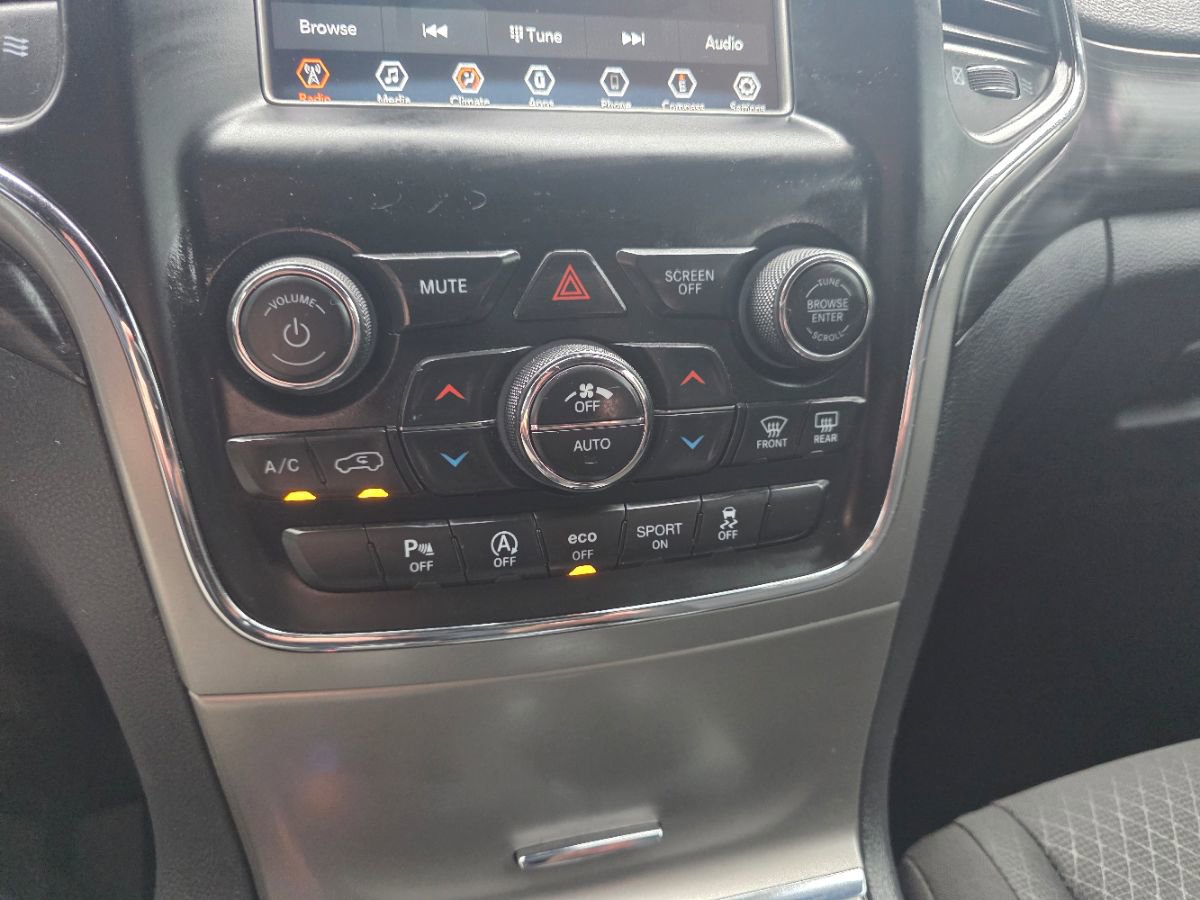 Used 2020 Jeep Grand Cherokee Laredo image 32