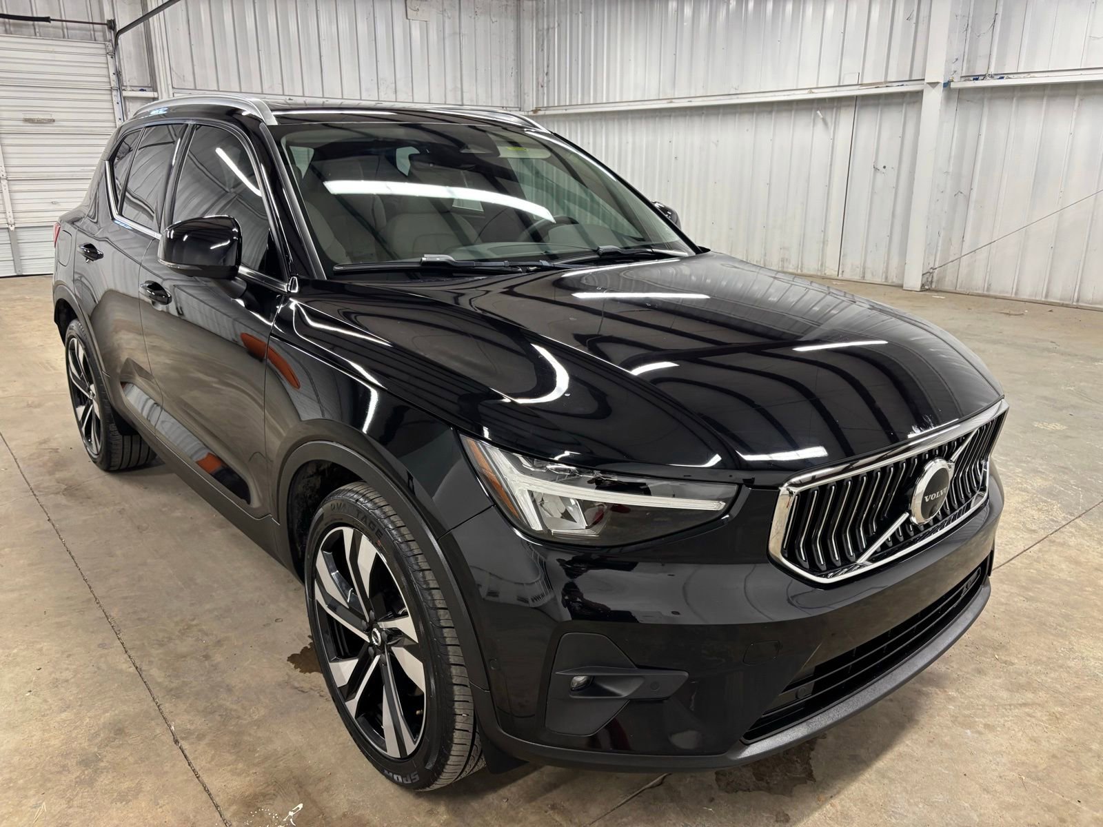 Used 2023 Volvo XC40 B5 Plus w/ Driver Assist Package AWD/4WD image 1