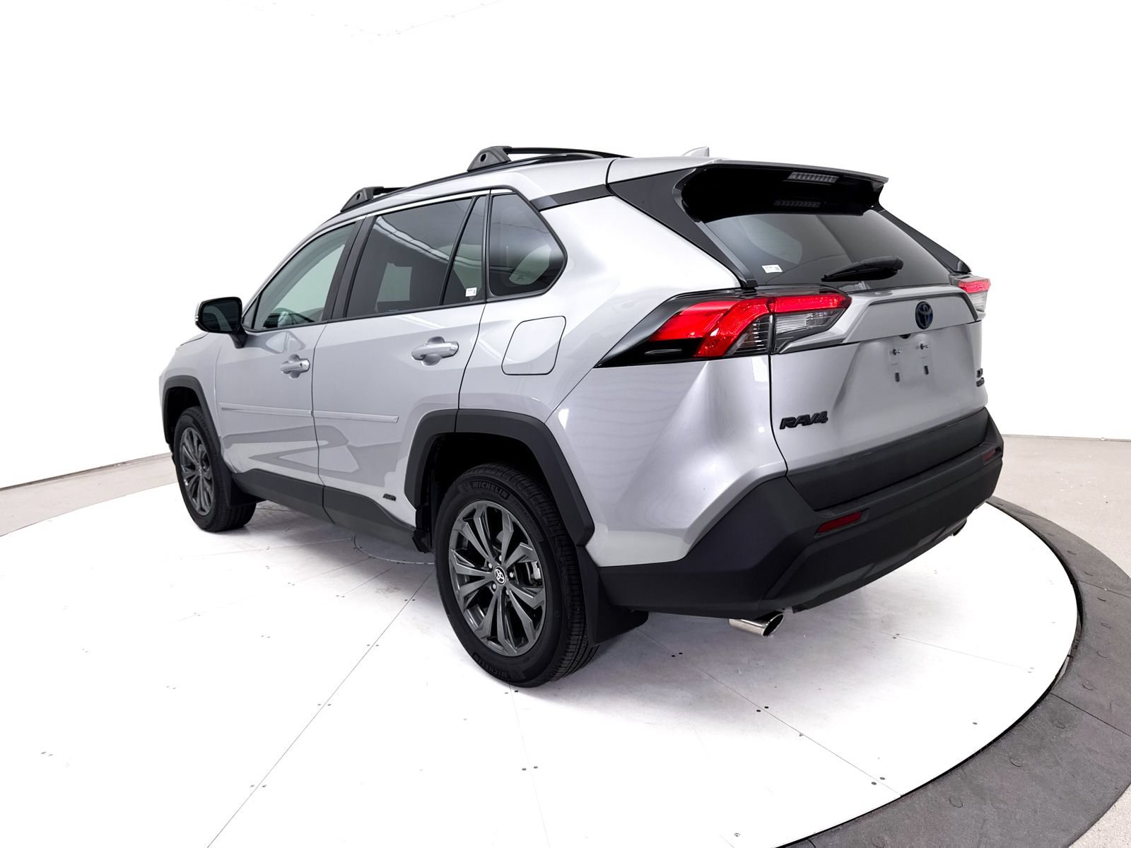 Used 2023 Toyota RAV4 XLE Premium AWD/4WD image 15