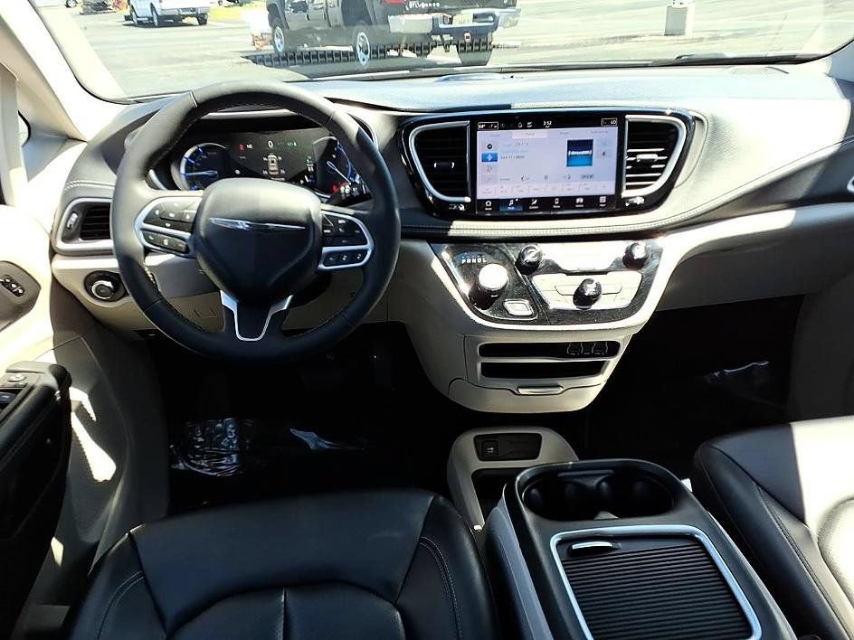 Used 2023 Chrysler Pacifica Touring-L FWD image 23