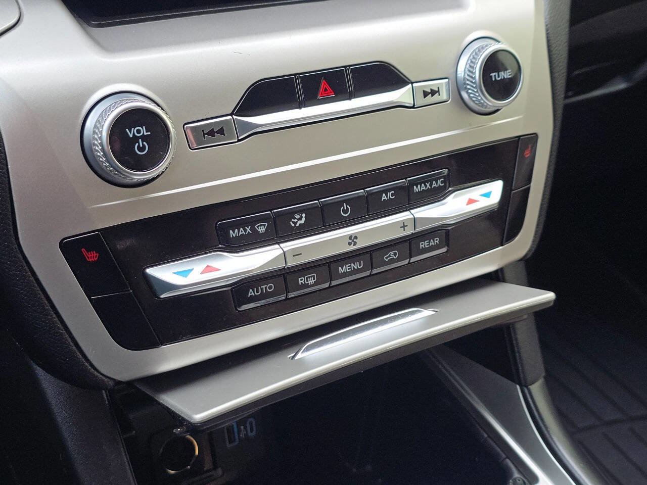 Used 2022 Ford Explorer XLT image 32