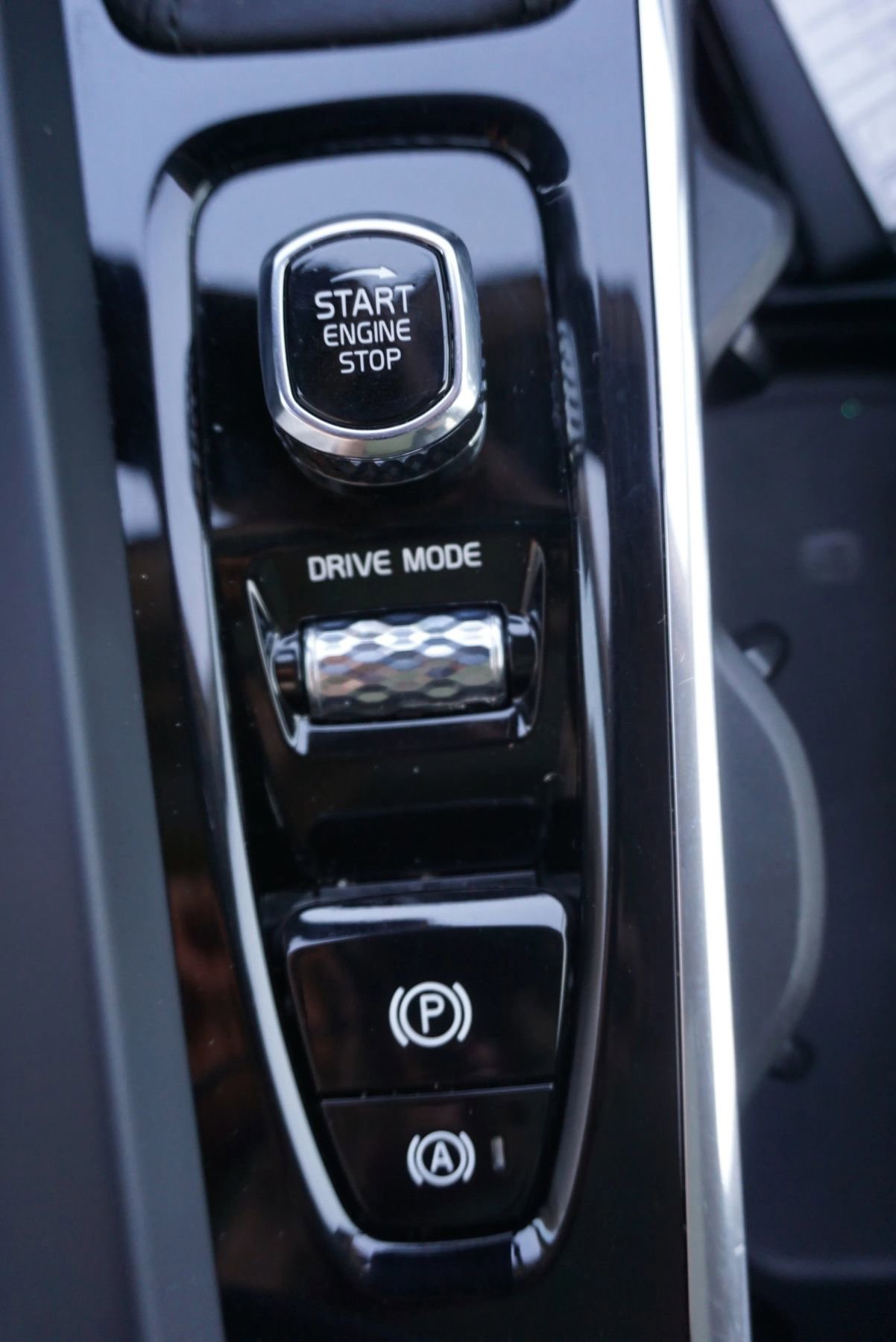 Used 2019 Volvo XC60 T5 Momentum w/ Multimedia Package image 28