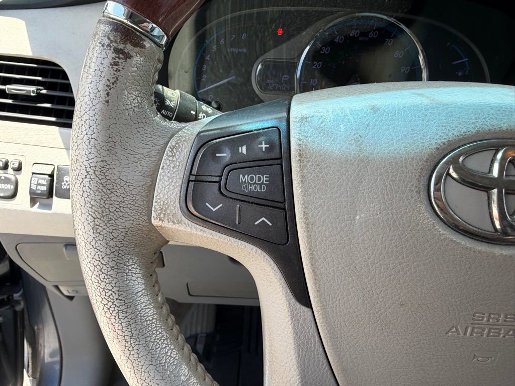 Used 2014 Toyota Sienna Limited w/ Limited Premium Package FWD image 26