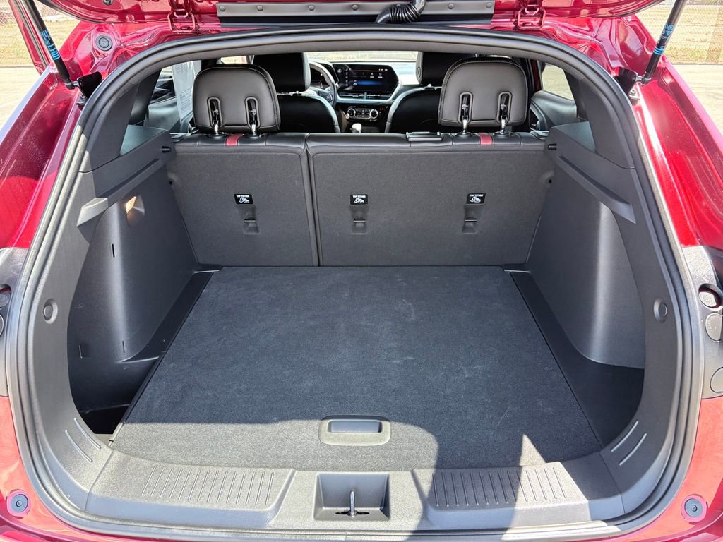 Used 2025 Chevrolet Trax RS FWD image 27