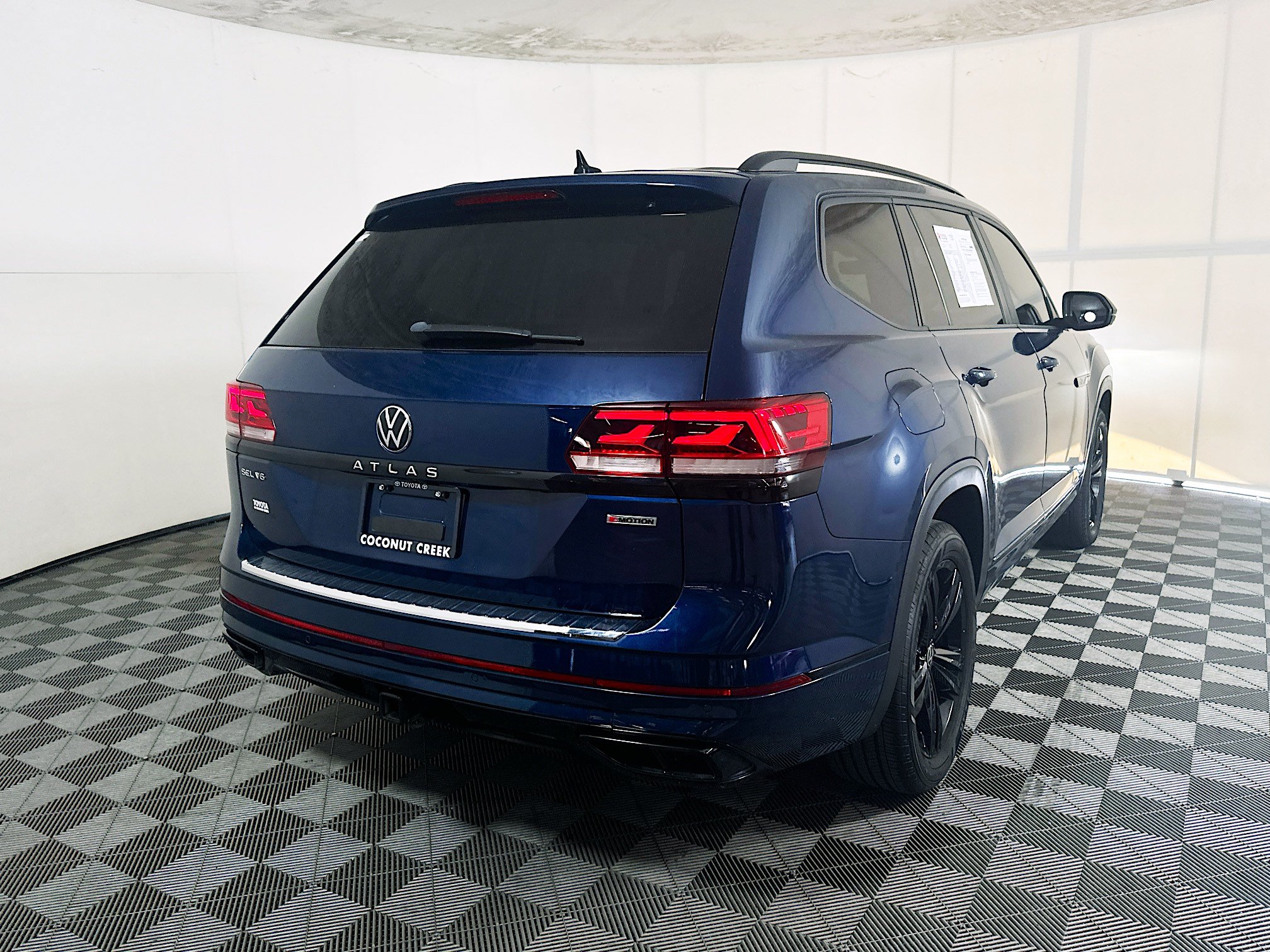 Used 2022 Volkswagen Atlas SEL R-Line AWD/4WD image 3