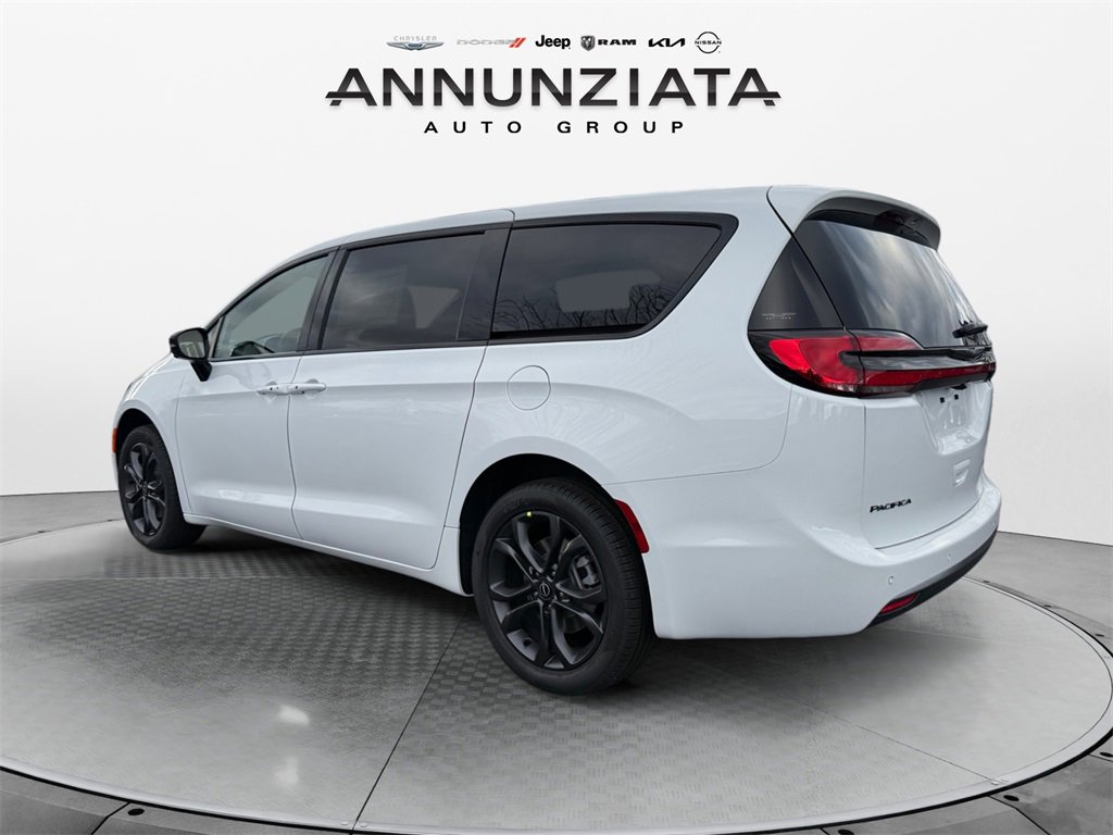 New 2026 Chrysler Pacifica Select image 3