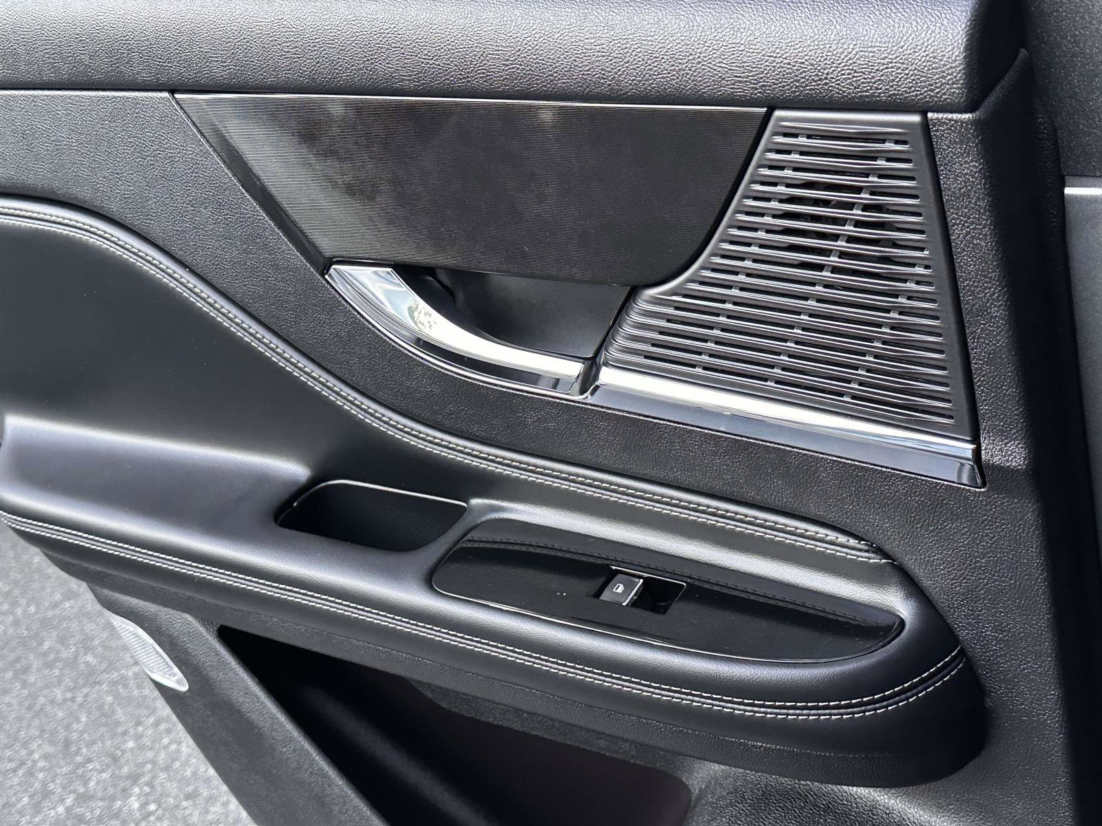 Used 2022 Lincoln Corsair AWD w/ Equipment Group 101A image 16