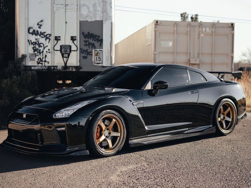 Used 2019 Nissan GT-R Premium w/ Premium Interior Package image 3
