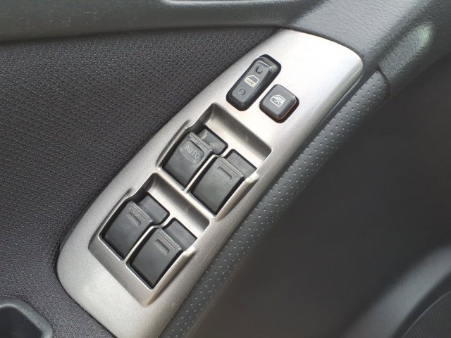 Used 2004 Toyota Matrix FWD image 17