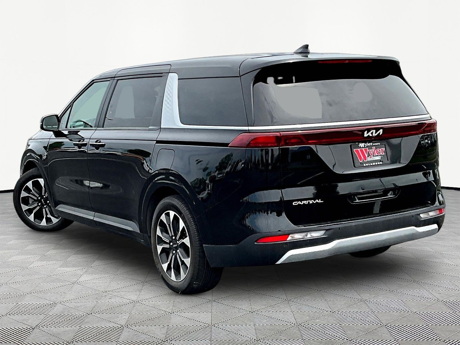 Used 2023 Kia Carnival EX FWD image 4