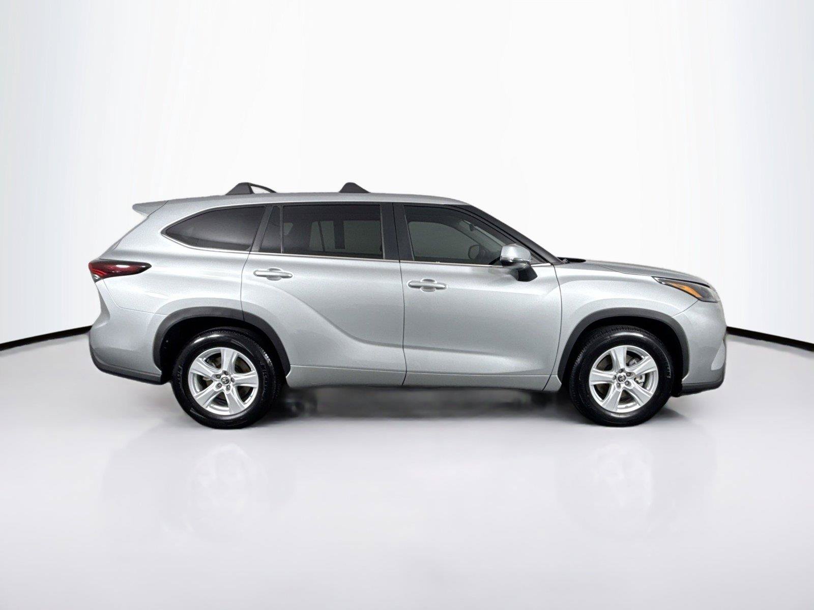 Used 2024 Toyota Highlander LE FWD image 5