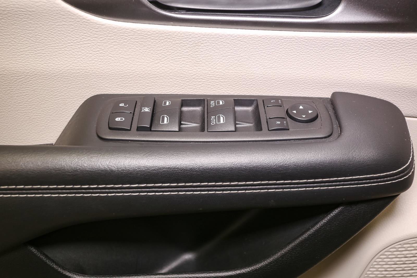 Used 2024 Chrysler Pacifica Touring-L image 36