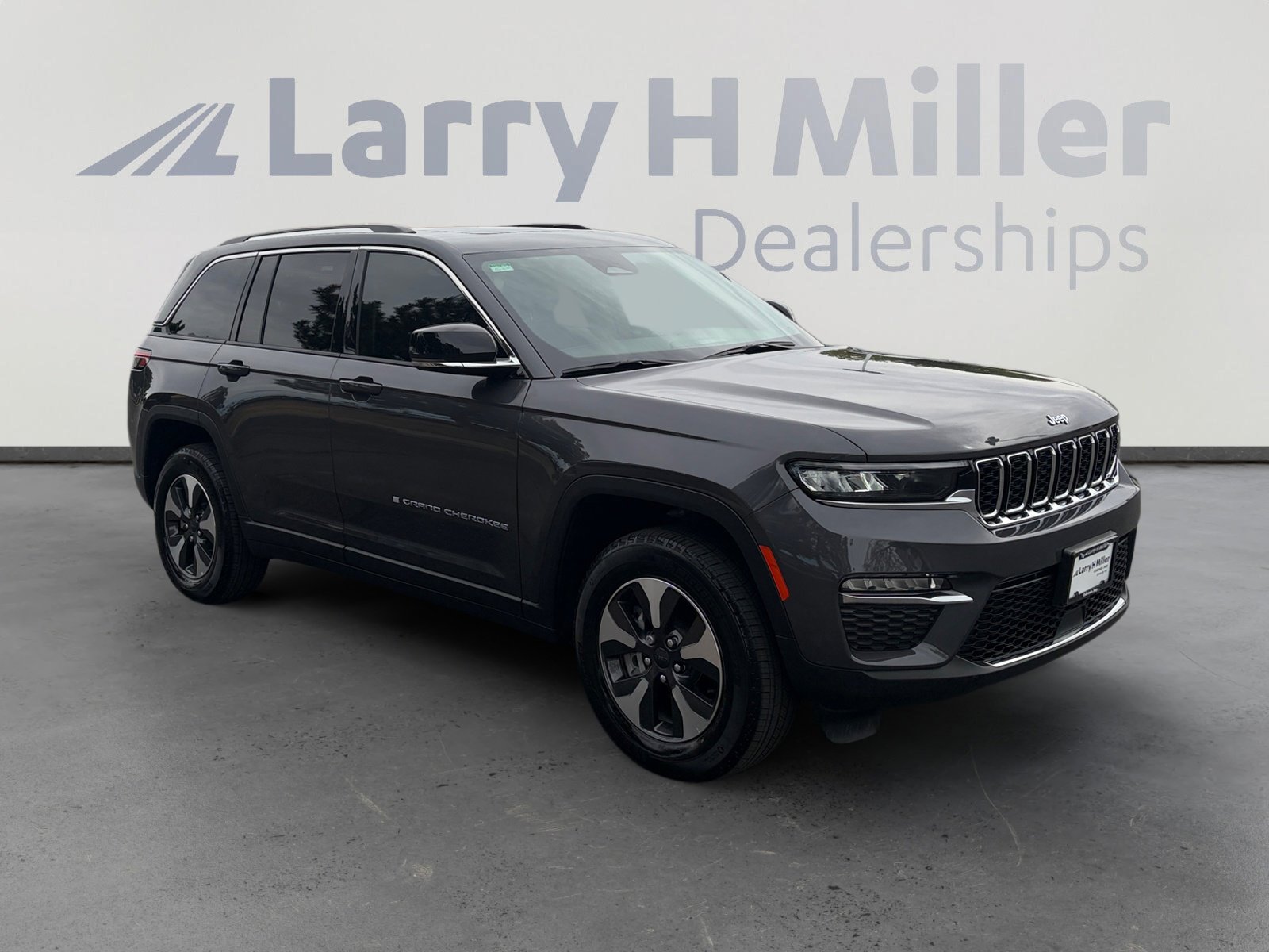 Used 2024 Jeep Grand Cherokee Limited 4xe w/ Trailer Tow Package AWD/4WD image 7