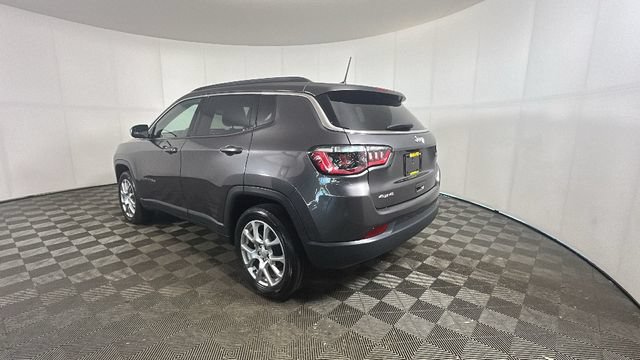 Used 2024 Jeep Compass Latitude w/ Sun and Sound Group AWD/4WD image 5