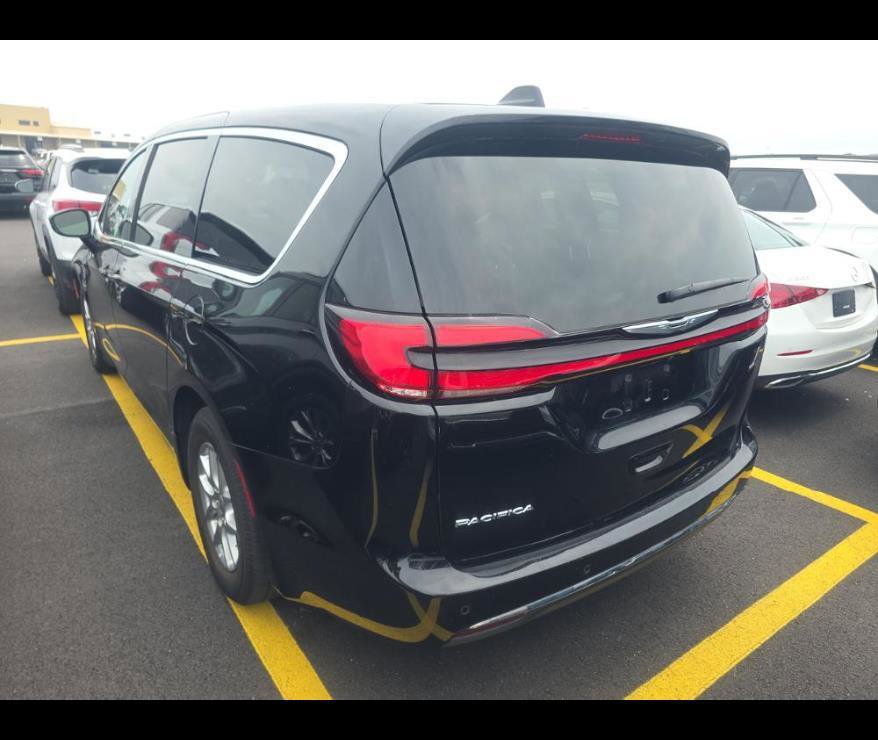 Used 2024 Chrysler Pacifica Touring-L FWD image 11