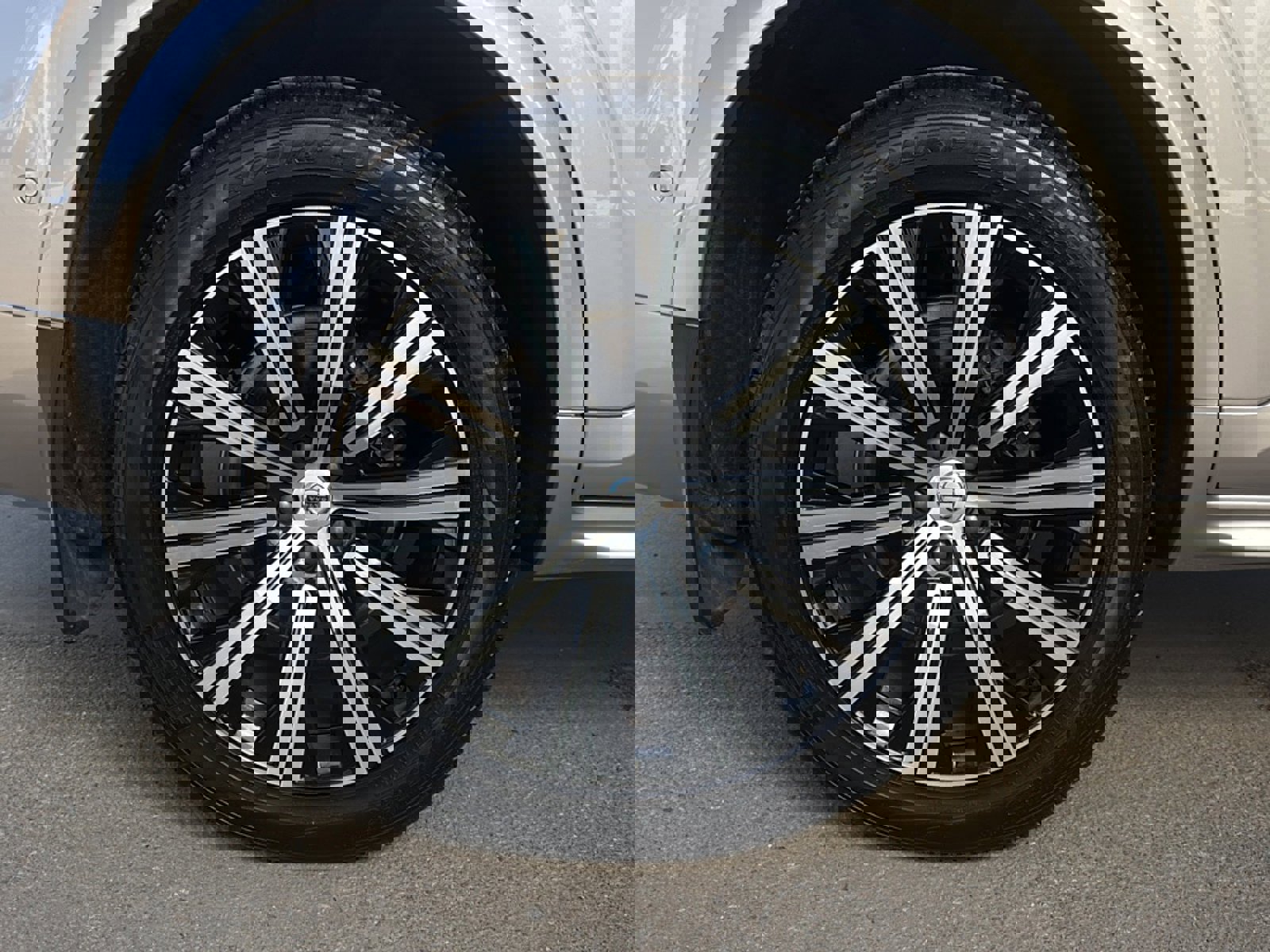 Used 2023 Volvo XC90 B6 Plus w/ Protection Package image 44